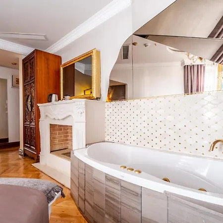 Splendid In Historic Mansion In Beylerbeyi מלון איסטמבול