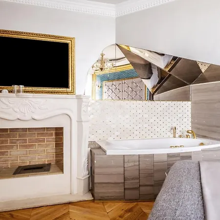 Splendid In Historic Mansion In Beylerbeyi *
